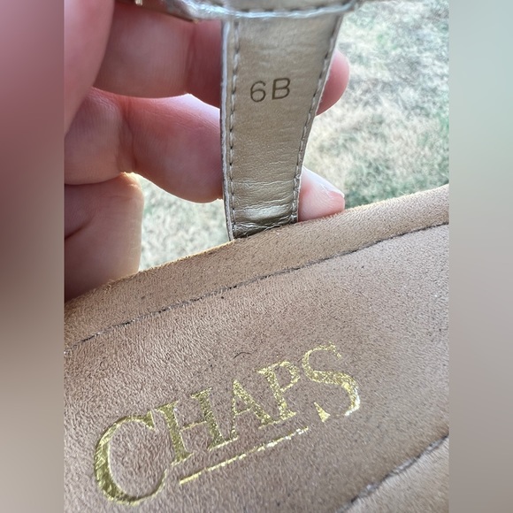 CHAPS ‘Katelyn’ Gold Wedge Sandals Size 6 - Picture 9 of 9